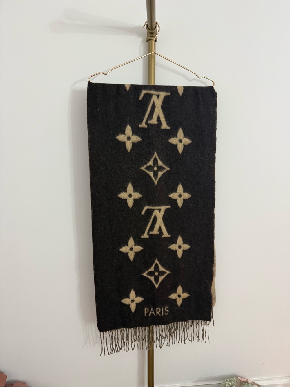 louis vuitton 100% cashmere monogram contrast scarf